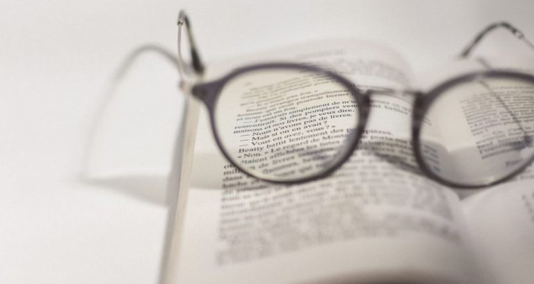 Brille auf einem Buch
